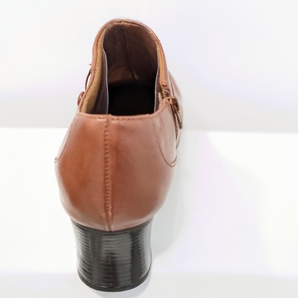 NWOT leather shoes by Clarks - Picture 3 of 16